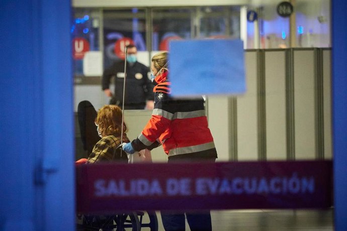 Una sanitaria traslada a una paciente en silla de ruedas por el recinto interior de Urgencias del Hospital de Navarra durante la tercera semana de Estado de Alarma decretado en España, en Pamplona, Navarra (España), a 31 de marzo de 2020.
