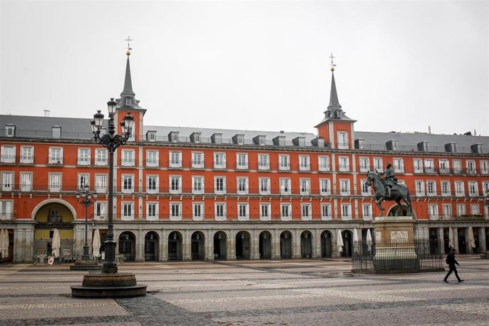 La turística Plaza Mayor de Madrid totalmente vacía durante por el estado de alarma por coronavirus.