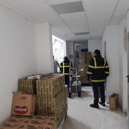 Voluntarios de Correos entregan productos a familias en exclusión social agravada por la crisis sanitaria del coronavirus