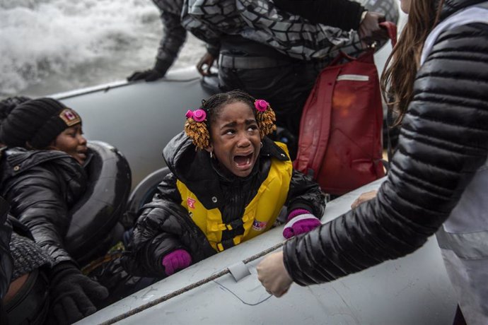 Una niña migrante desembarca en Lesbos