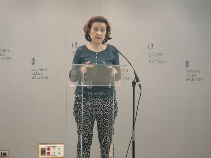 La consellera de Asuntos Sociales y Deportes, Fina Santiago, durante una rueda de prensa.