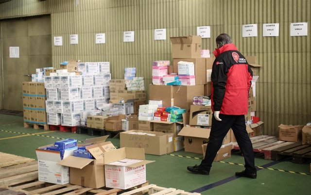 Enrique López en el centro logístico de la Comunidad de Madrid en el que se recogen las donaciones de material sanitario