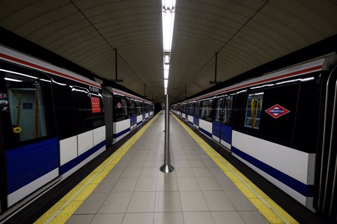 Dos trenes efectúan parada en una de las estaciones de Metro de Madrid.