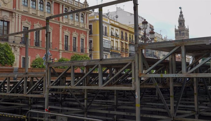 Imagen de la Plaza de San Francisco de Sevilla, donde se estaba montando los palcos para la Semana Santa