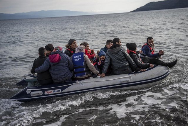 Una embarcación con migrantes llegando a Lesbos