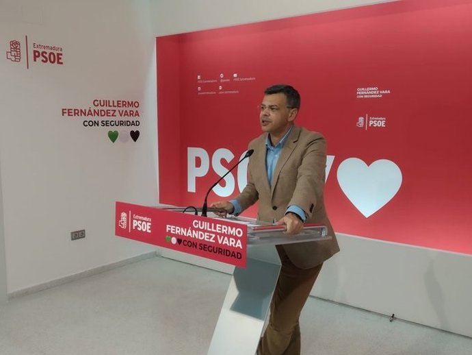 Imagen de archivo del portavoz del PSOE extremeño, Juan  Antonio González, en una rueda de prensa