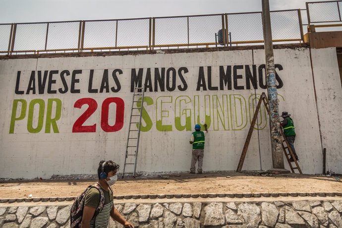 Un mural als carrers de Lima, el Perú, recorda a la població la importncia de rentar-se les mans com a mesura contra el coronavirus. 