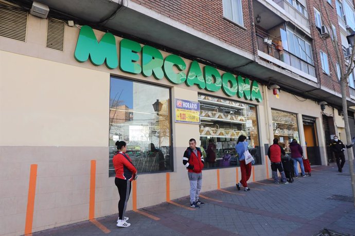 Diverses persones esperen per a poder entrar a comprar en un supermercat Mercadona de Madrid en plena crisi sanitria per coronavirus on els espanyols porten confinats en les seues llars quasi dos setmanes, a Madrid (Espanya), a 26 de mar de 2020.