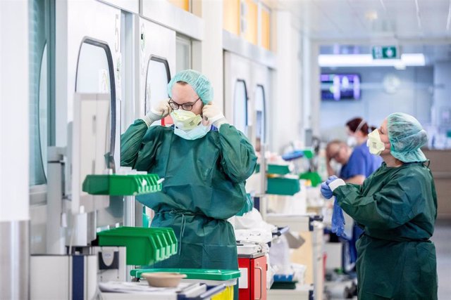 Médicos con ropa de protección en un hospital en Alemania
