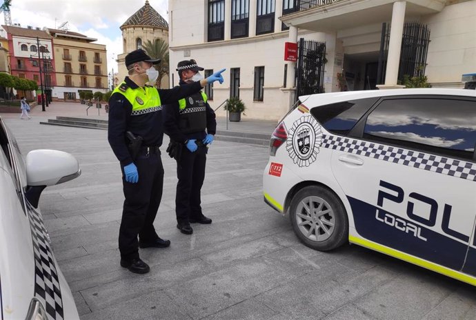 Agentes de Policía Local en un control de personas en el Mercado Municipal de Lucena