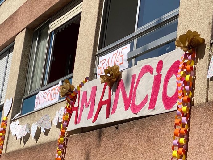 Uno de los carteles con el nombre de Amancio Ortega colgado en el hogar de un vecino de Galicia como homenaje al empresario que ha donado más de 300.000 mascarillas para ayudar en la crisis del coronavirus, en Galicia (España), a 28 de marzo de 2020.