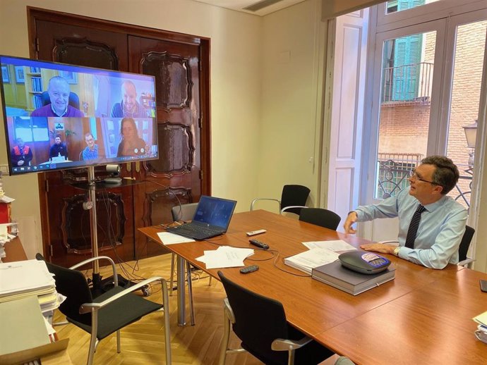 El alcalde de Murcia, José Ballesta, ha contactado este jueves, a través de videoconferencia con un grupo de operarios de Aguas de Murcia que, de forma voluntaria, se han confinado en la planta potabilizadora de La Contraparada