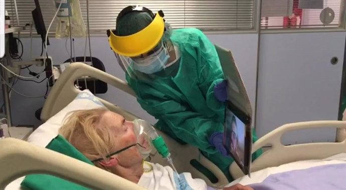 Coronavirus.- Pacientes de Girona hacen videollamadas gracias a la donación de tabletas