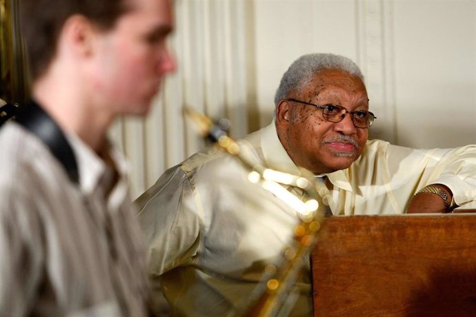 Jazz musicians Ellis Marsalis (R) listens during a classroom session at the East Room of the White House June 15, 2009 in Washington, DC