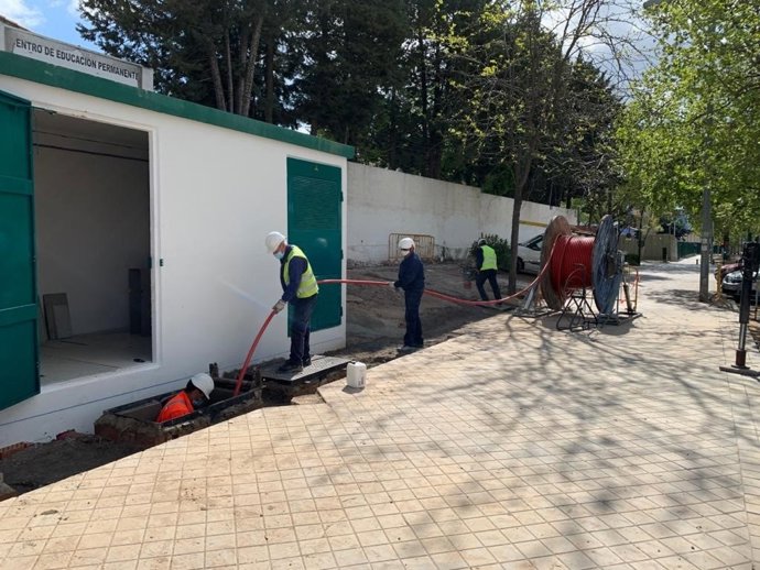 Técnicos de Endesa instalando el nuevo cableado