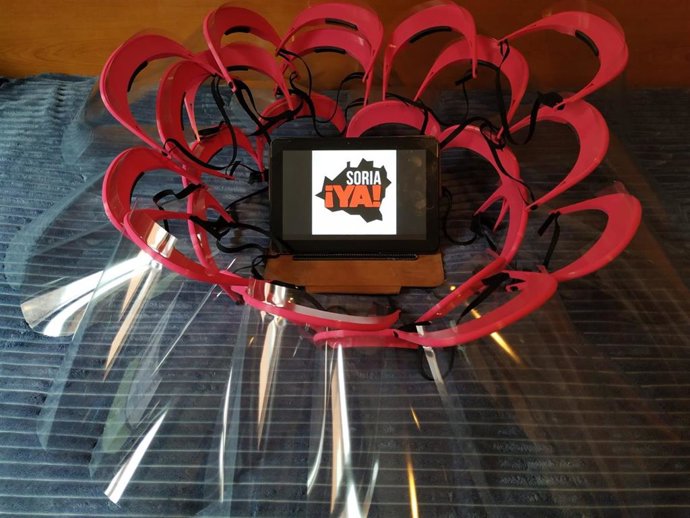 Pantallas faciales elaboradas por voluntarios sorianos.