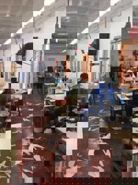 Internos de la cárcel Sevilla I hacen batas sanitarias para hospitales de campaña en colaboración con SAMU