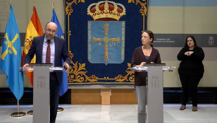 Los consejeros Juan Cofiño y Melania Álvarez en rueda de prensa telemática tras el Consejo de Gobierno.