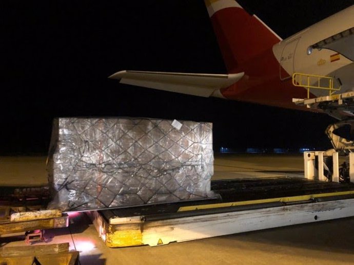 Segundo vuelo del corredor aéreo sanitario cargado con 30 toneladas de productos.