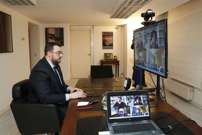 El presidente del Principado, Adrián Barbón, participa en la reunión telemática del Consejo de Gobierno de Asturias.