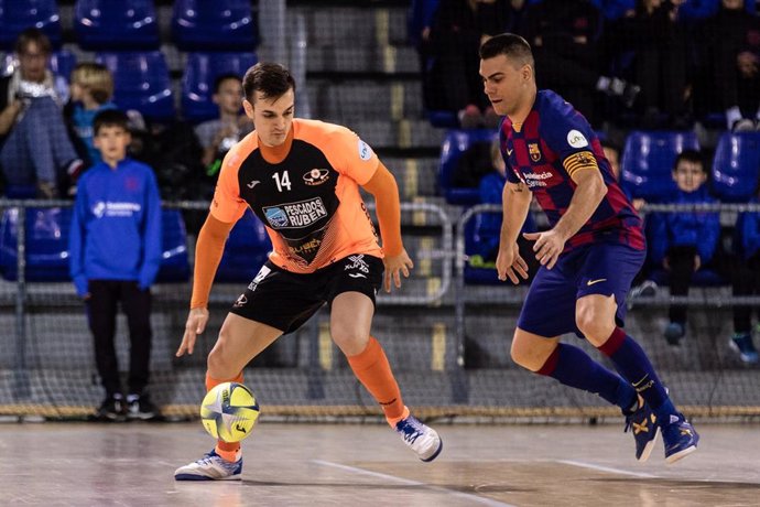 Sergio Orgiles, 'Pope', protege la pelota ante Sergio Lozano en el Bara-Pescados Rubén Burela de la Primera División 2019-2020