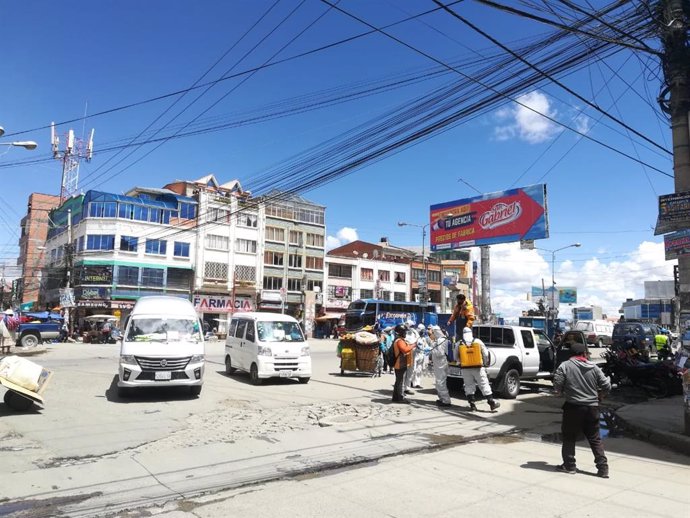 Trabajos de descontaminación por el coronavirus en la ciudad boliviana de El Alto