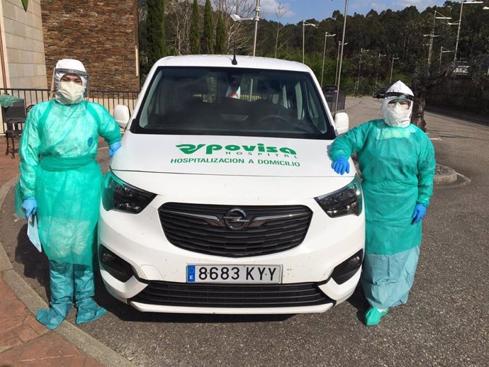 Equipo de recogida de muestras  a domicilio del Hospital Povisa, para la realización de pruebas de coronavirus.