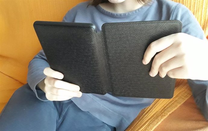 Fotografía de una persona leyendo
