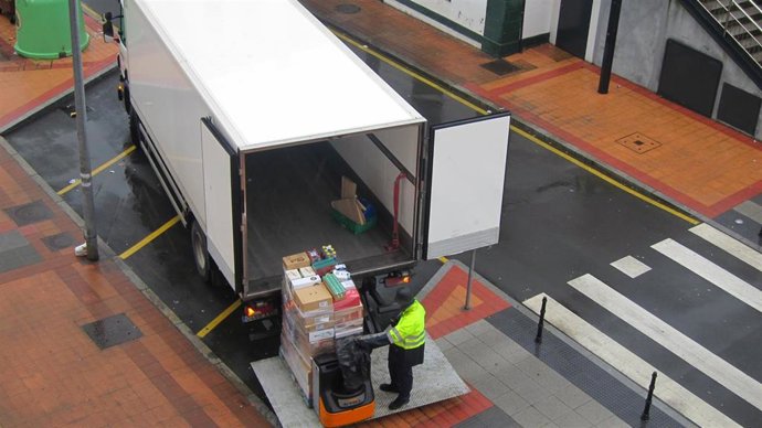 Trabajador descargando mercancías .