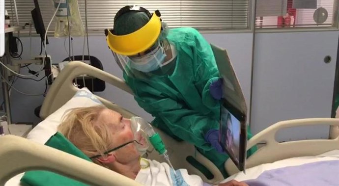 Coronavirus.- Pacients de Girona fan videollamadas grcies a la donació de tableta