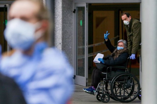 Un familiar recoge a una paciente con coronavirus que abandona el Hospital temporal de la Comunidad de Madrid habilitado en IFEMA tras superar la enfermedad, en Madrid (España), a 31 de marzo de 2020.