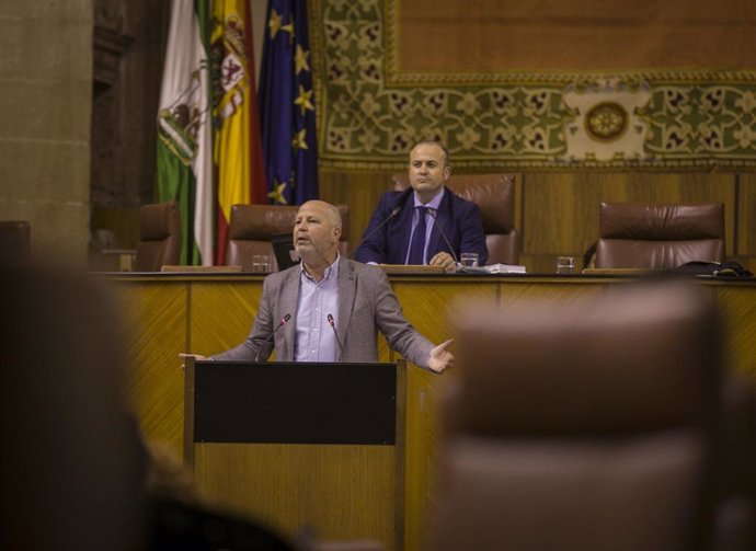 El consejero de Educación y Deporte, Javier Imbroda, en una imagen de archivo en el Pleno del Parlamento.