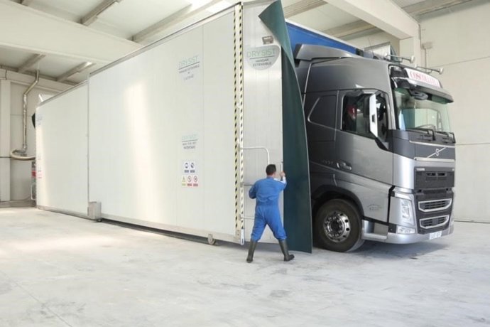 Desinfección De Un Camión De Transporte