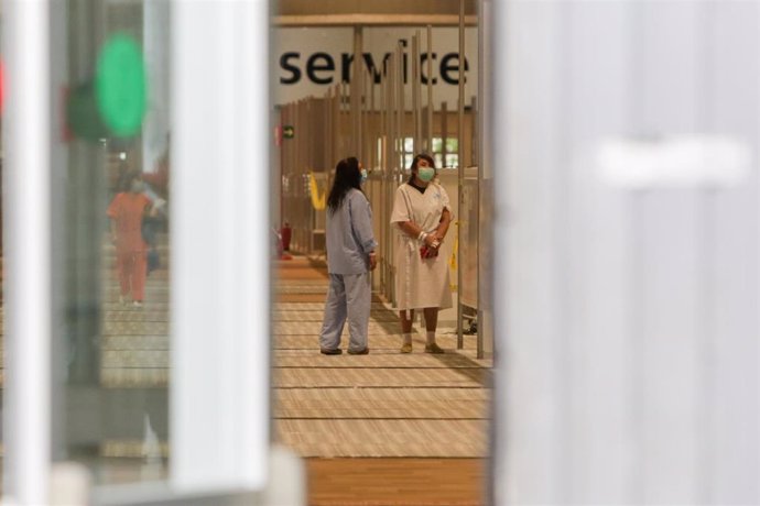 Dos pacientes con coronavirus en el Hospital temporal de la Comunidad de Madrid habilitado en IFEMA, en Madrid (España), a 31 de marzo de 2020.