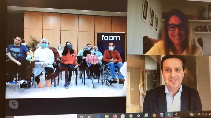 García charla con usuarios y trabajadores de la residencia de la FAAM