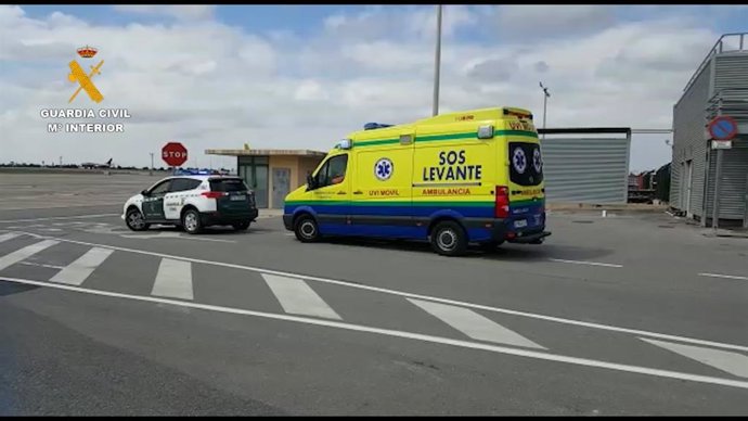 Una patrulla del aeropuerto acompaña a la ambulancia hasta el avión medicalizado.