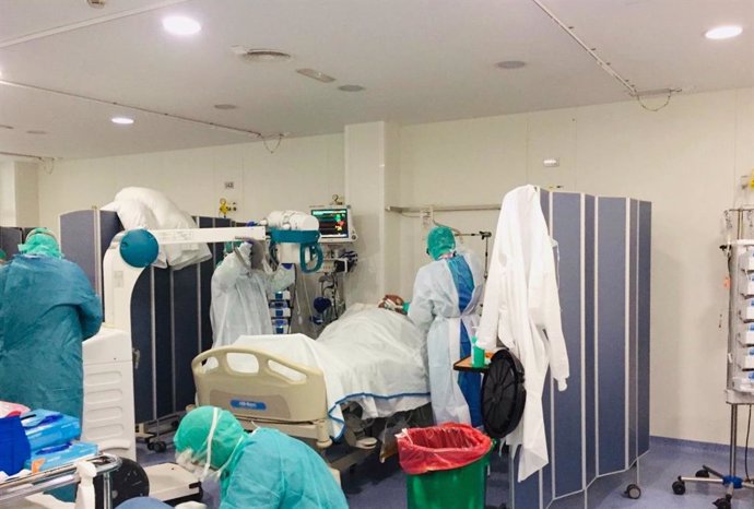 Profesionales sanitarios trabajan en un hospital público de Málaga durante la pandemia de COVID-19