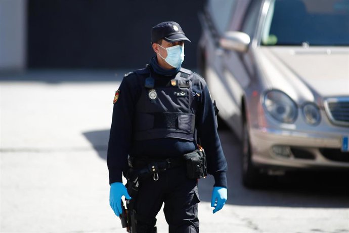Un agente de Policía Nacional realiza labores de custodia en Madrid