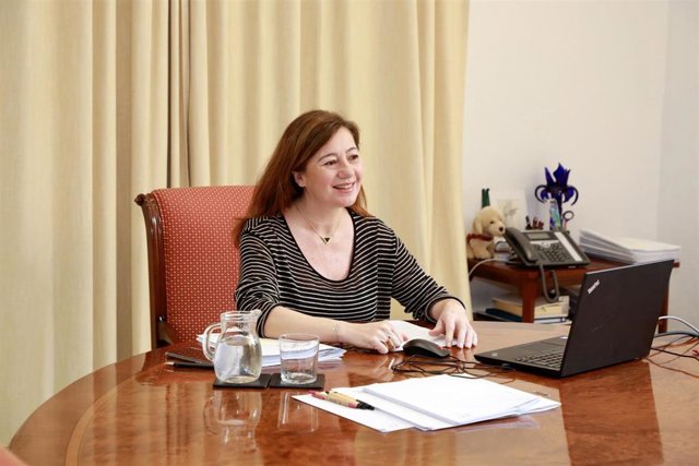 La presidenta del Govern balear, Francina Armengol, en una reunión por videoconferencia en el Consolat de Mar.