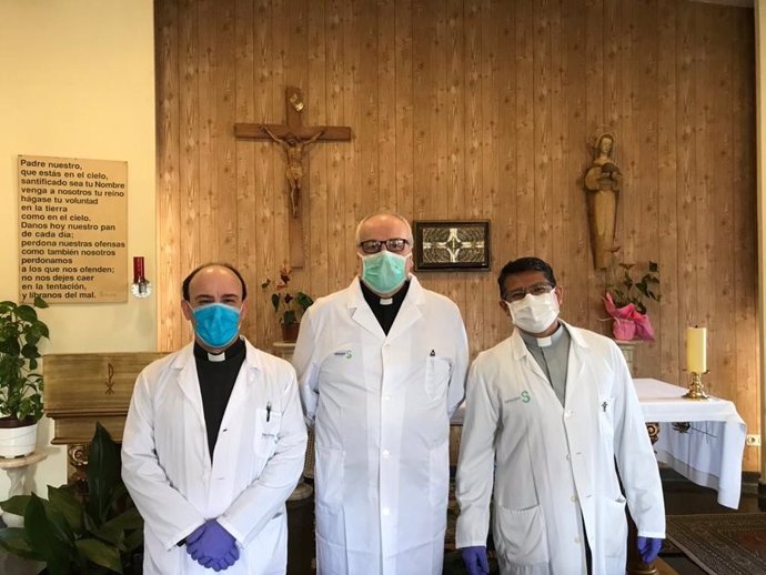 Los tres capellanes del hospital de Cuenca se ponen a disposición de los enfermos las 24 horas del día