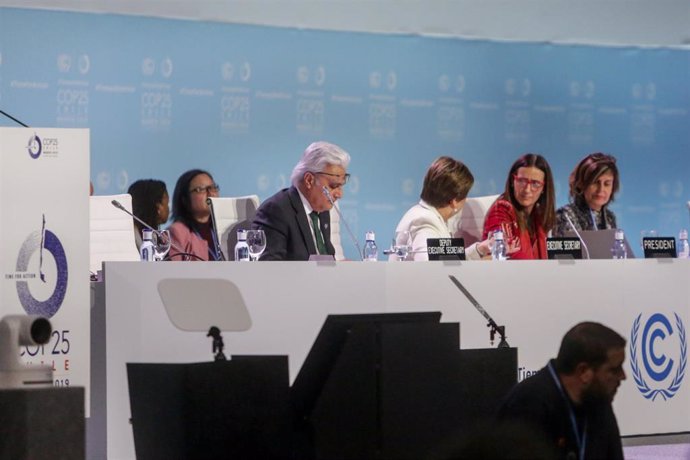 El secretario ejecutivo adjunto de la ONU, Ovais Sarmad (2i), la secretaria ejecutiva de la ONU, Patricia Espinosa (3i) y la secretaria de la cumbre  Carolina Schmidt (2d), durante la última jornada de la Cumbre del Clima, COP25, en Madrid a 15 de dicie