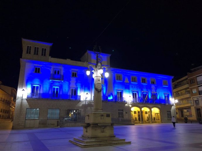 Fachada del Ayuntamiento de Colmenar Viejo que luce de azul por el día del autismo