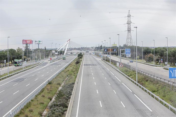 La A-1 a su paso por Las Rozas (Madrid) el día en el que entró en vigor la limitación total de movimientos salvo de los trabajadores de actividades esenciales