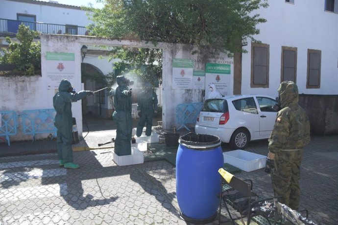 Militares de la Unidad de Descontaminación desinfectan la residencia de ancianos