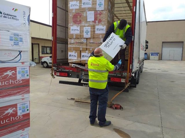 Empleados municipales reciben el material donado por Arnedo.