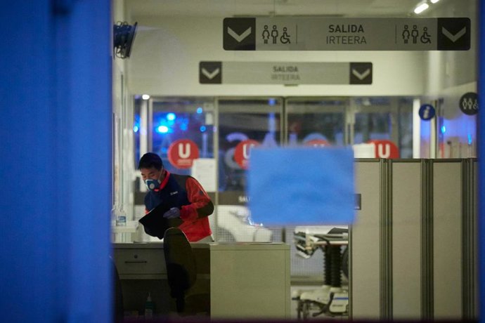 Una sanitaria traslada a una paciente en silla de ruedas por el recinto interior de Urgencias del Hospital de Navarra durante la tercera semana de Estado de Alarma decretado en España, en Pamplona, Navarra (España), a 31 de marzo de 2020.