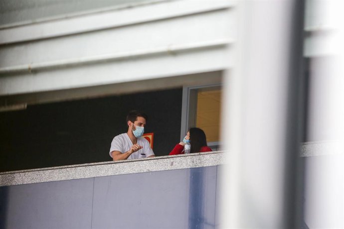 Un sanitario protegido con mascarilla habla con una paciente contagiada con coronavirus en el interior del Hospital temporal de la Comunidad de Madrid habilitado en IFEMA, en Madrid (España), a 31 de marzo de 2020. (archivo)
