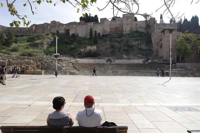 Baja afluencia de turistas el entorno del Teatro Romano, uno de los monumentos más destacados del centro histórico de la capital de Málaga, a consecuencia del impacto en el sector turistíco del coronavirus, Covid-19.En Málaga (Andalucía, España), a 12 d