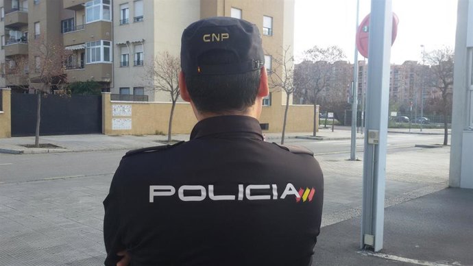 Nota De Prensa "La Policía Nacional Detiene "In Fraganti" A Tres Personas En El Interior De Una Vivienda Que Hallaron Completamente Revuelta"