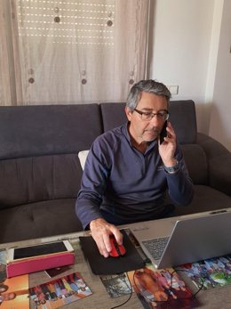 El presidente de la Diputación de Málaga, Francisco Salado, trabaja en su vivienda durante el confinamiento por el estado de alarma ante el COVID-19
